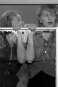 Lucy y Viv Ponga en una ducha